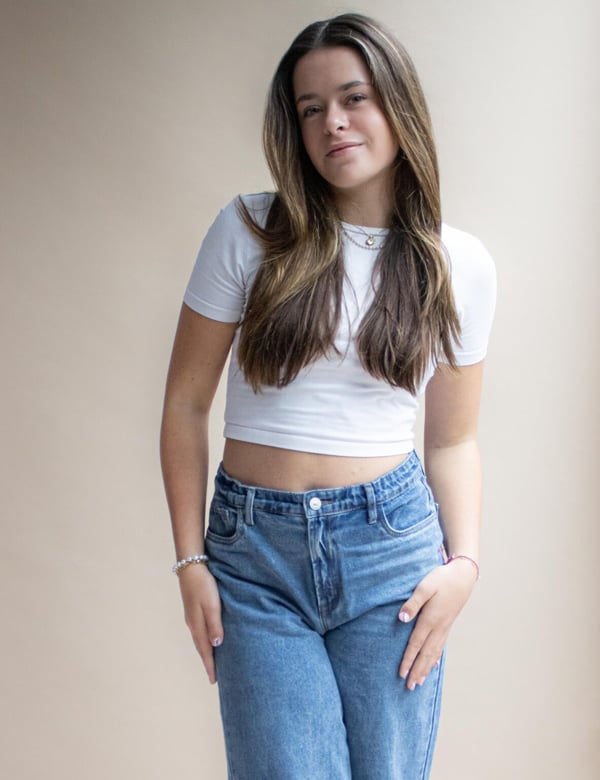 Tienermodel met bruin haar Eva Be.