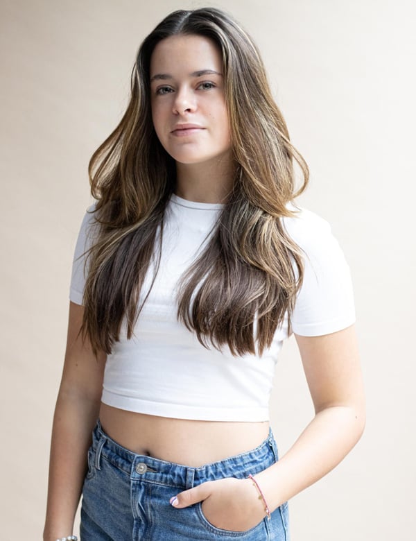 Tienermodel met bruin haar Eva Be.