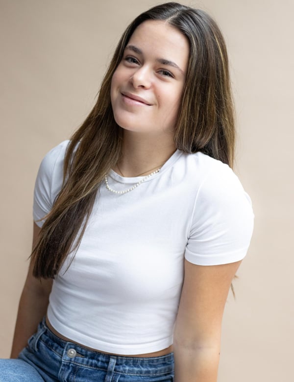 Tienermodel met bruin haar Eva Be.