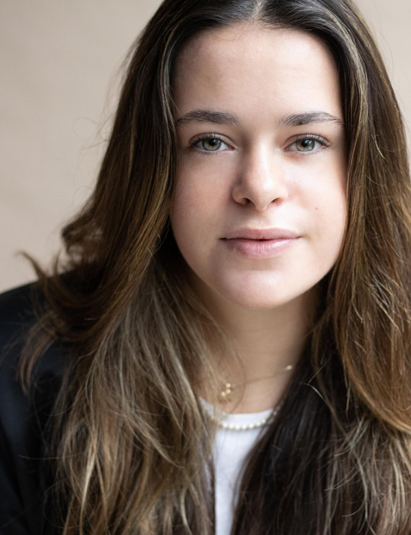 Tienermodel met bruin haar Eva Be.