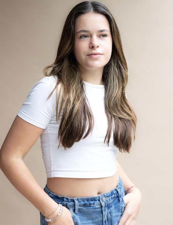Tienermodel met bruin haar Eva Be.