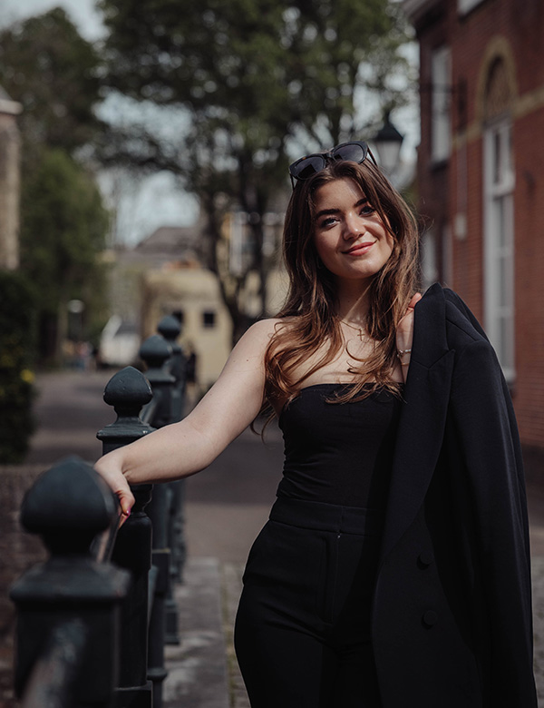 Vrouwelijk model met donkerblond haar Hester