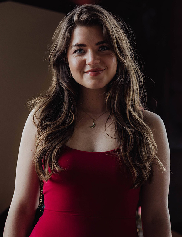 Vrouwelijk model met donkerblond haar Hester