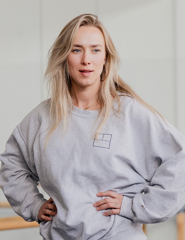 vrouwelijk model met blond haar Lies E