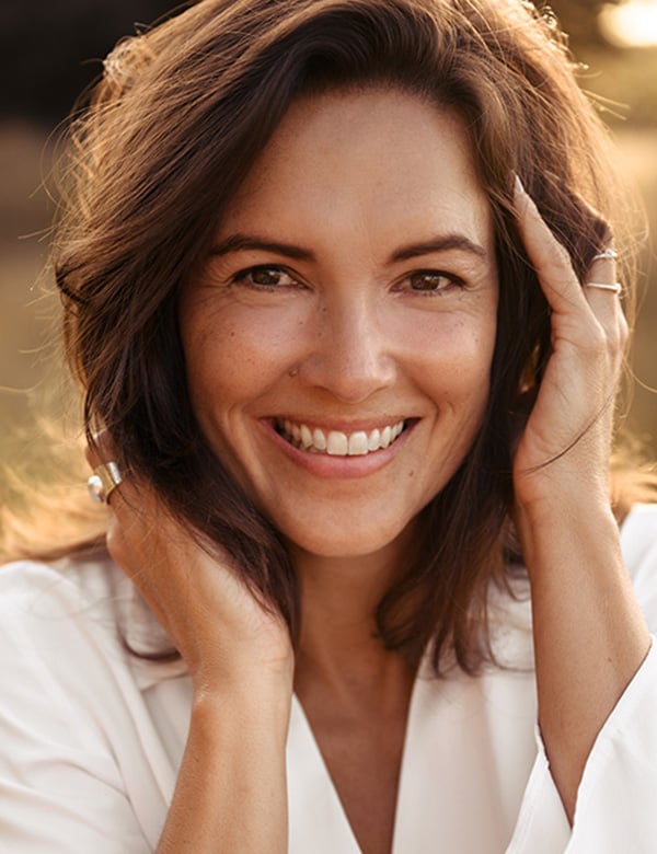 Vrouwelijk model met bruin haar margriet h.