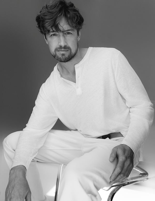 Mannelijk model met kort bruin haar Michiel.