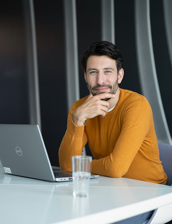 Mannelijk model met zwart haar Onur