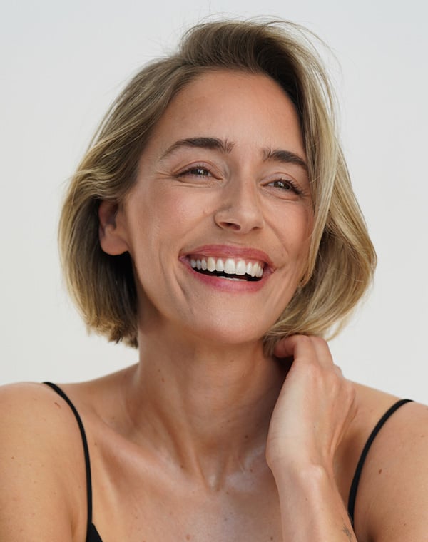 Vrouwelijk model met kort blond haar suus