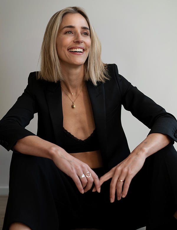 Vrouwelijk model met blond haar Suus