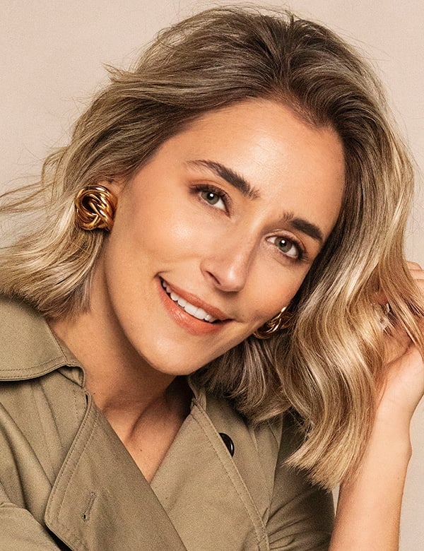 Vrouwelijk model met blond haar suus.