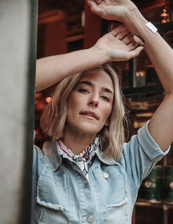 Vrouwelijk model met blond haar Suus.