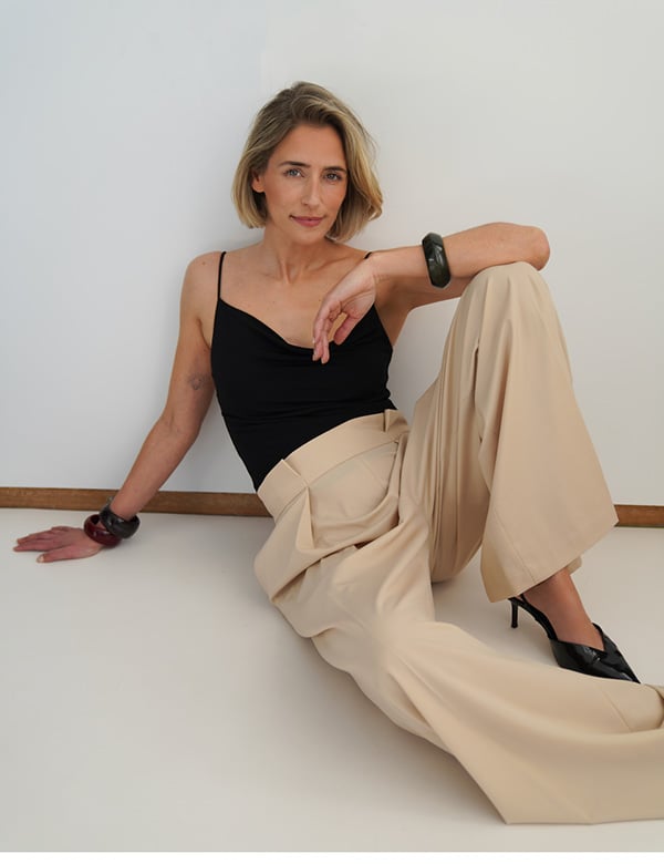 Vrouwelijk model met blond haar Suus.