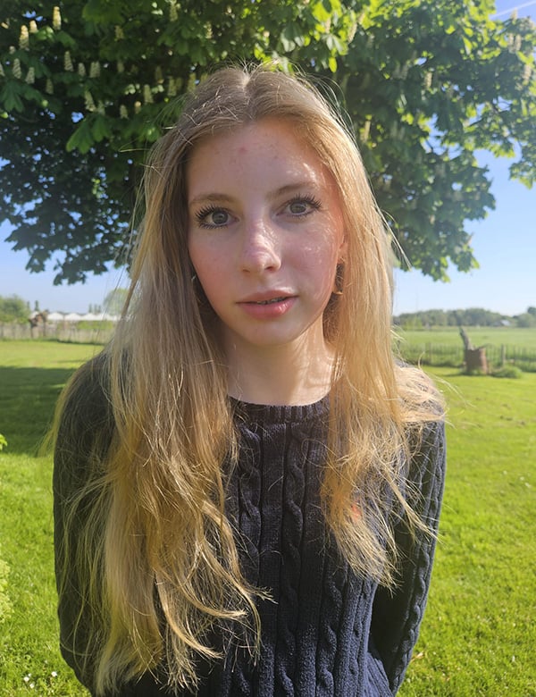 Tienermodel met blond haar Floor G.
