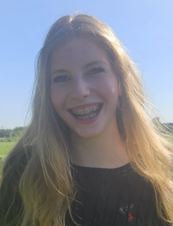 Tienermodel met blond haar floor g.