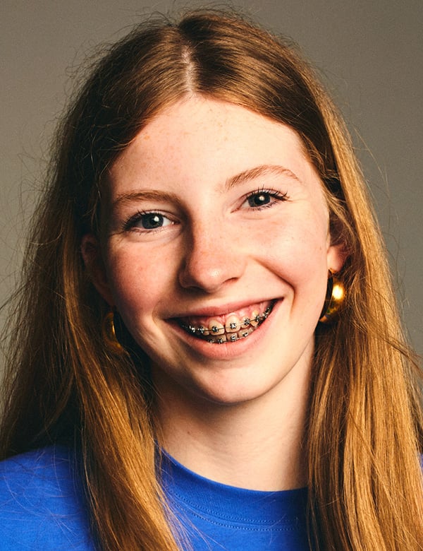 Model Kinderlijk model met blond/rossig haar en blauwe ogen floor g.