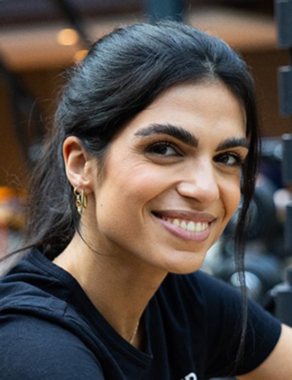 Vrouwelijk model met donker bruin haar ipek