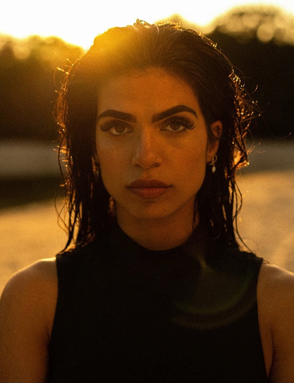 Vrouwelijk model met donker bruin haar Ipek