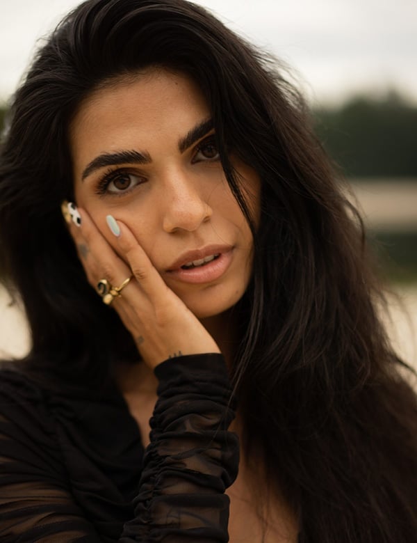 Vrouwelijk model met donker bruin haar Ipek