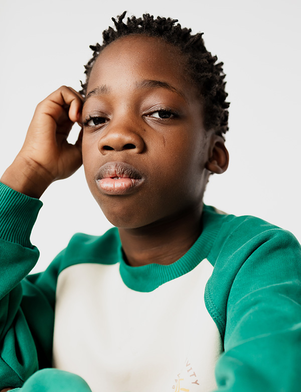 Kindermodel met zwart haar Nea