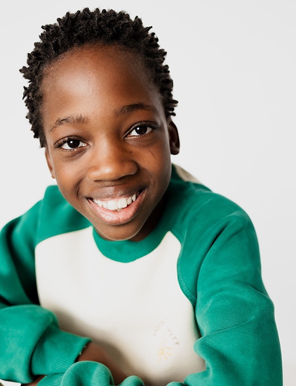 Kindermodel met zwart haar Nea