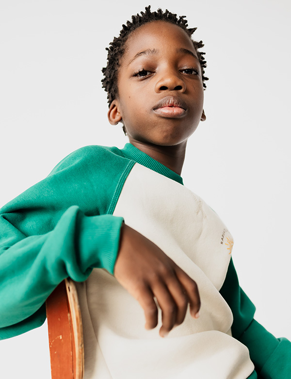 Kindermodel met zwart haar Nea