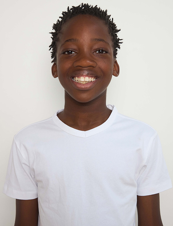 Kindermodel met bruin krullend haar Nea M.