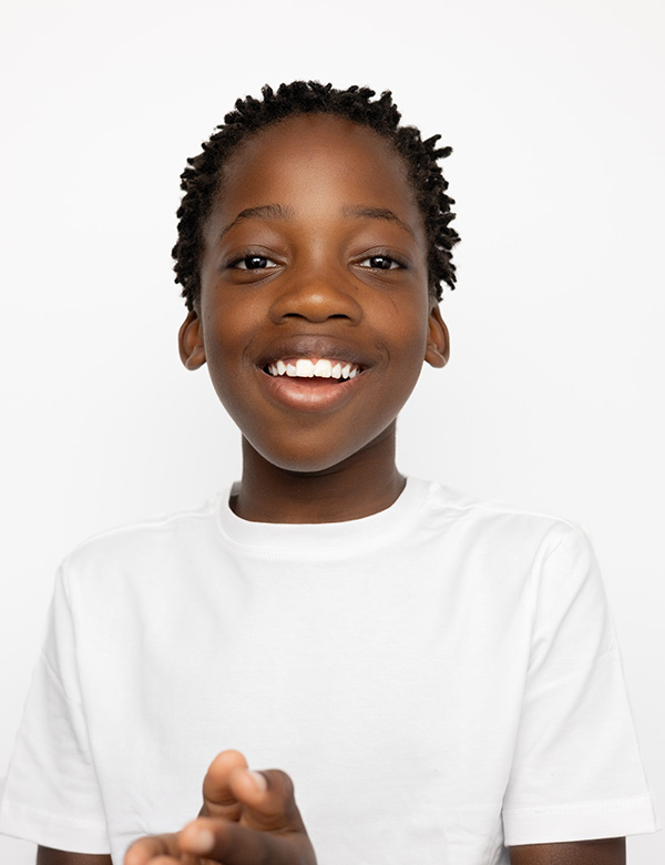 Kindermodel met zwart kroeshaar Nea M.