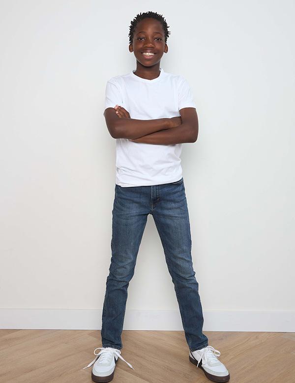 Kindermodel met bruin krullend haar Nea M.