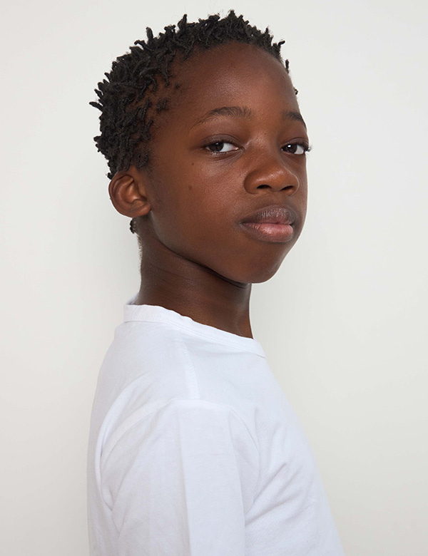 Kindermodel met bruin krullend haar Nea M.