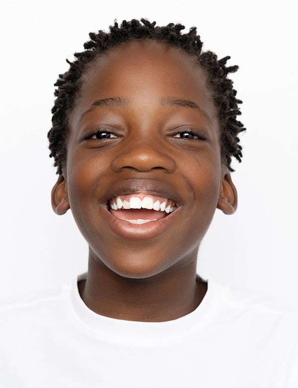 Kindermodel met zwart kroeshaar nea m.