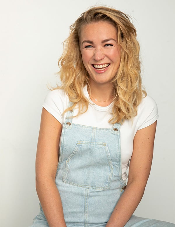 Vrouwelijk model met blond haar Simone