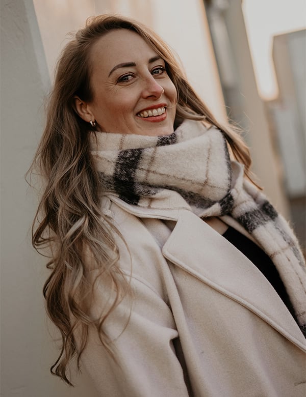 vrouwelijk model met blond haar Stephanie