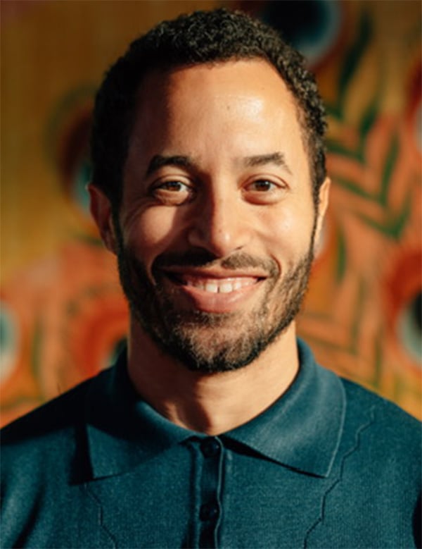 Mannelijk model met bruin haar erwin b.