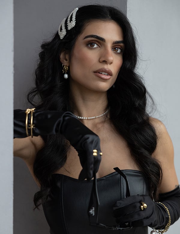 Vrouwelijk model met donker bruin haar Ipek