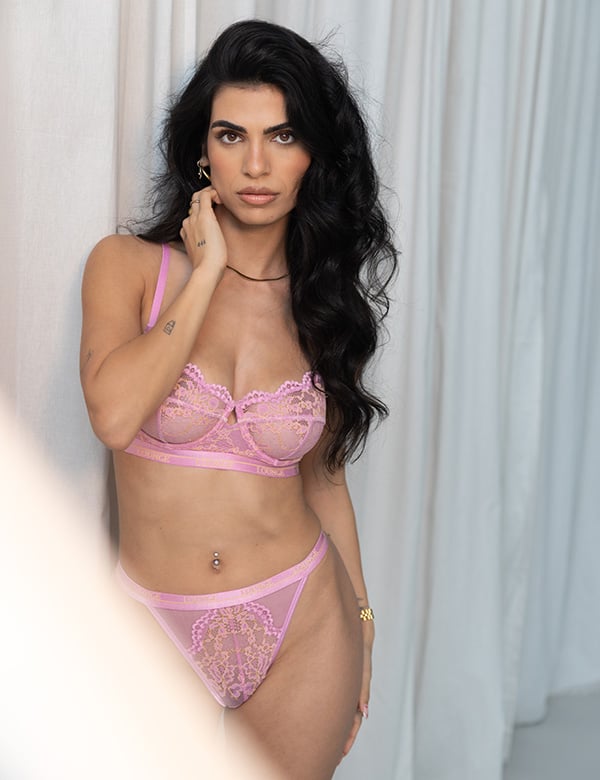 Vrouwelijk model met donker bruin haar Ipek