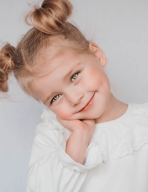 Kindermodel met blond haar Kate