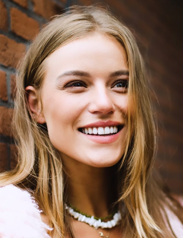 Vrouwelijk model met blond haar zoë k.