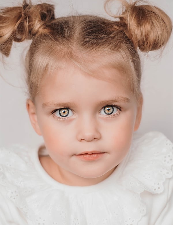 Kindermodel met blond haar Kate