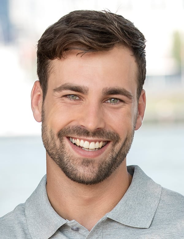 Mannelijk model met bruin haar bas g.