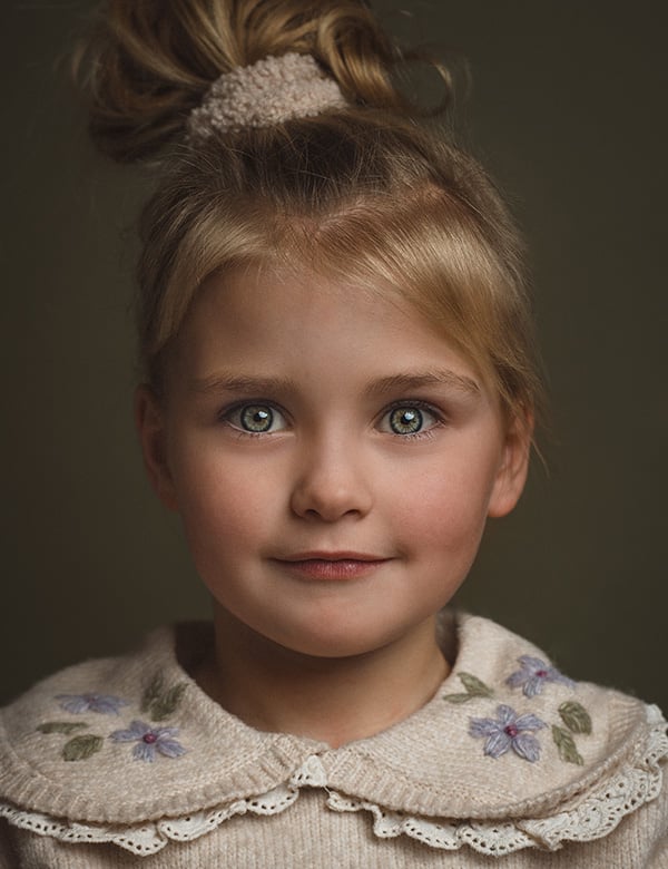 Kinderlijk model met blond haar Kate V.