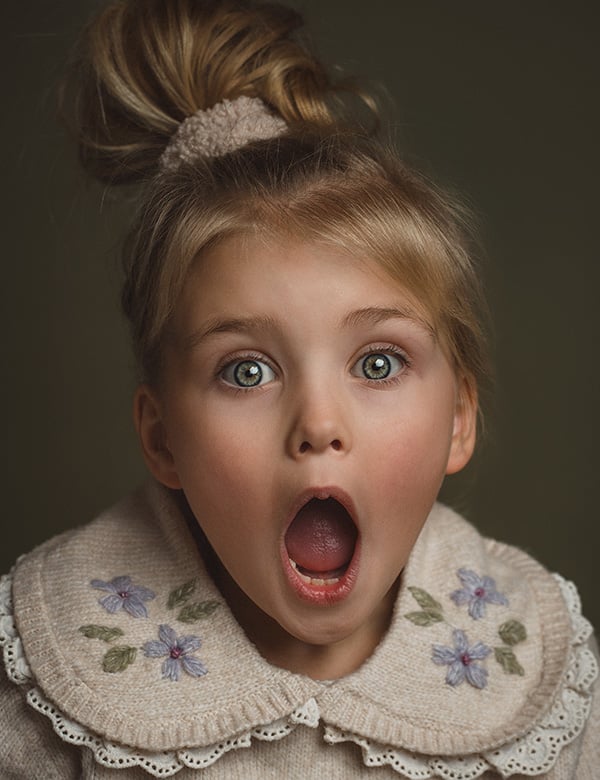 Kinderlijk model met blond haar Kate V.