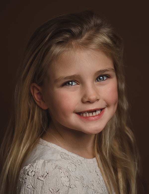 Kinderlijk model met blond haar kate v.