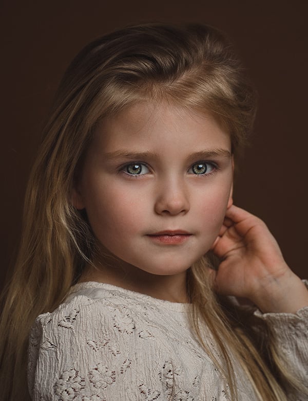 Kinderlijk model met blond haar Kate V.