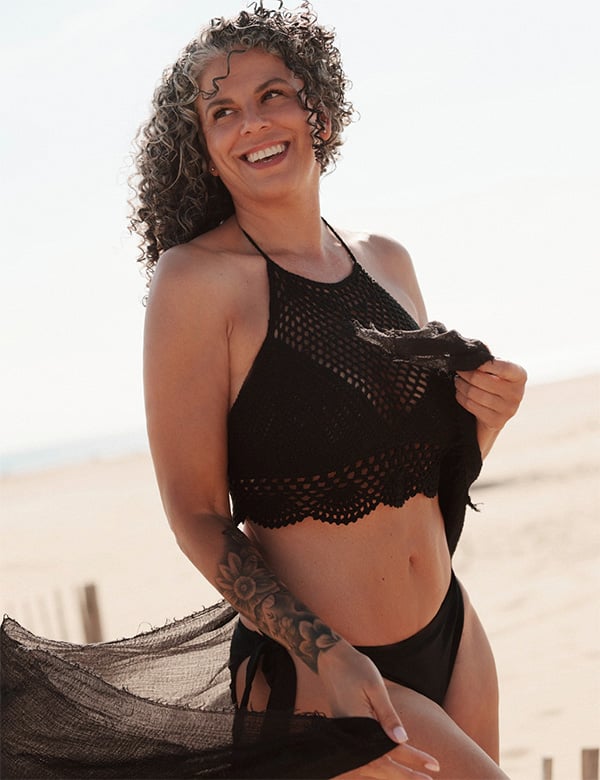 Vrouwelijk model met krullend haar. Yasmine R.