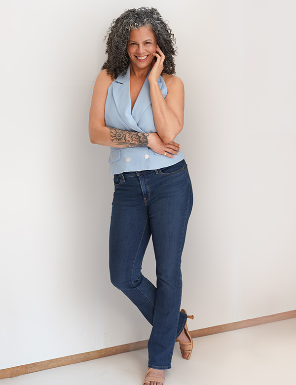 vrouwelijk model met grijs krullend haar Yasmine R