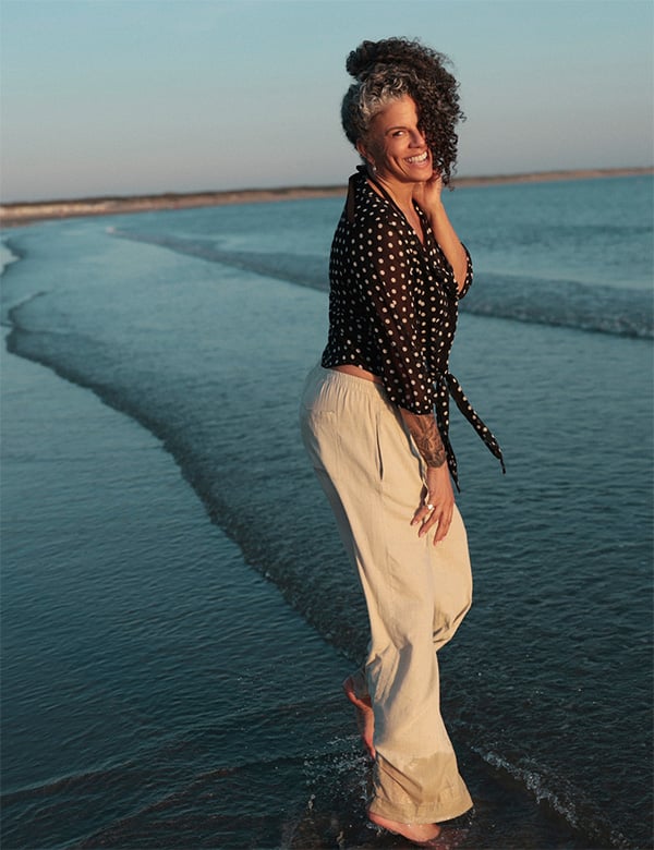 Vrouwelijk model met krullend haar. Yasmine R.