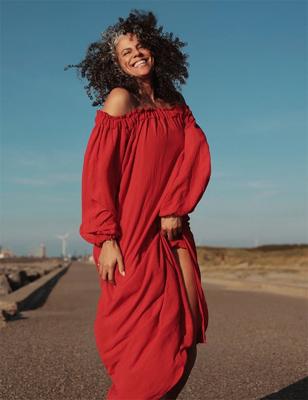 Vrouwelijk model met krullend haar. Yasmine R.