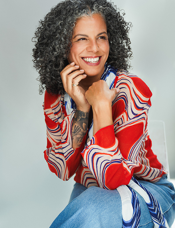 Vrouwelijk model met krullend haar Yasmine R