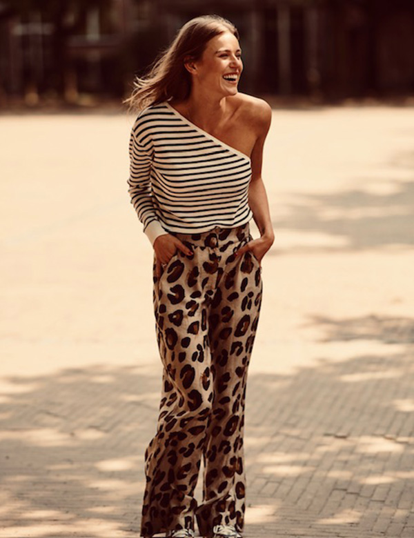Vrouwelijk model met donkerblond haar.