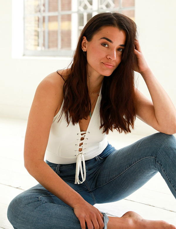 Vrouwelijk model met bruin haar Amber S.